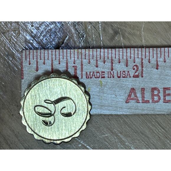 Vintage monogramed "G" gold tone pin brooch. scalloped edge - Picture 3 of 3